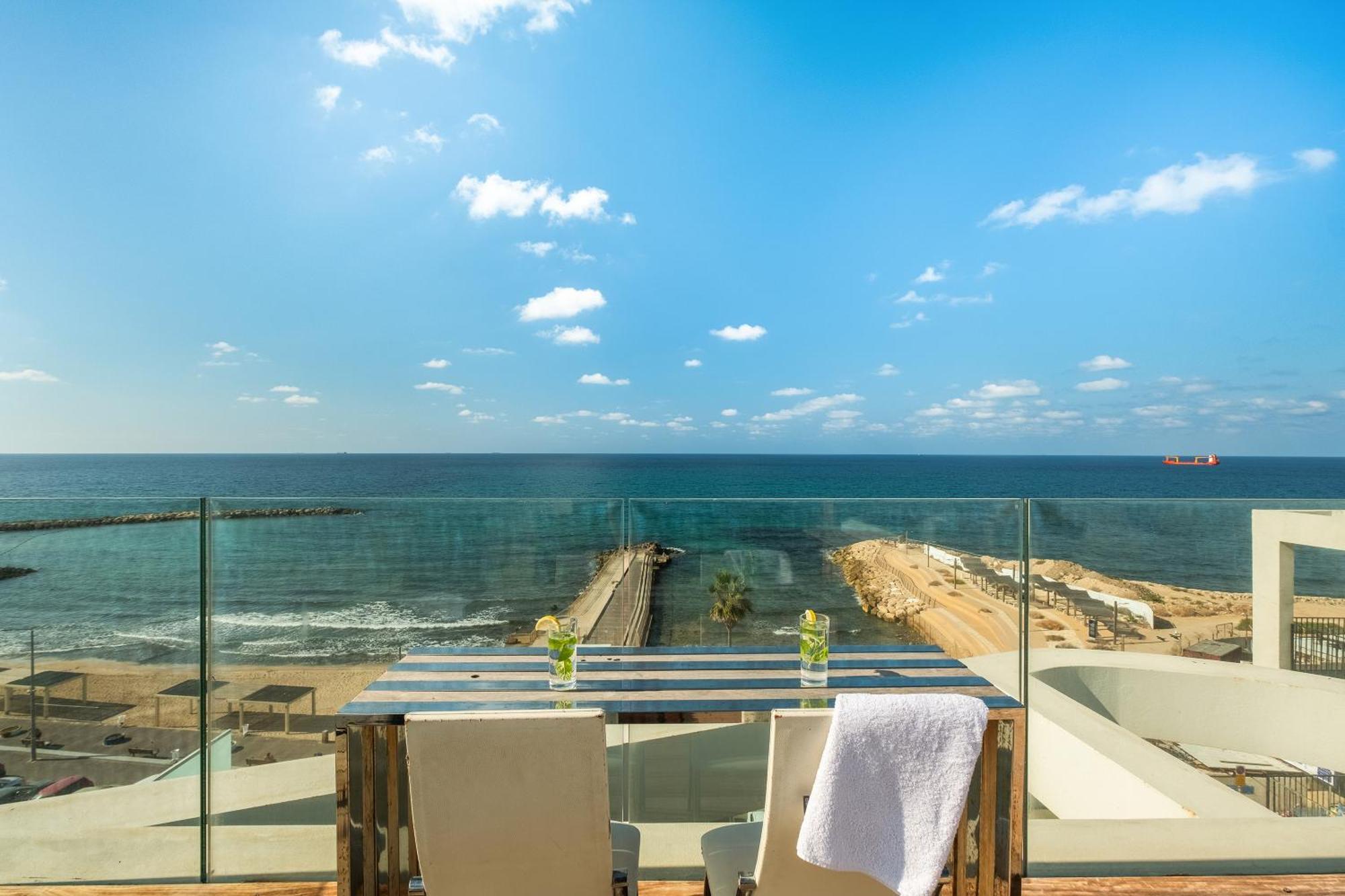 Penthouse 3Br + Roof Top + Parking - On The Beach Haifa Bagian luar foto
