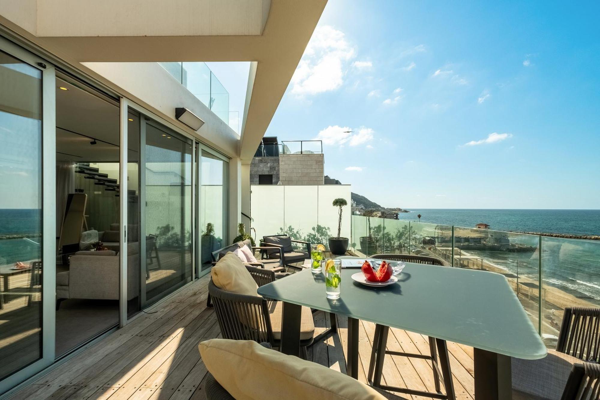 Penthouse 3Br + Roof Top + Parking - On The Beach Haifa Bagian luar foto