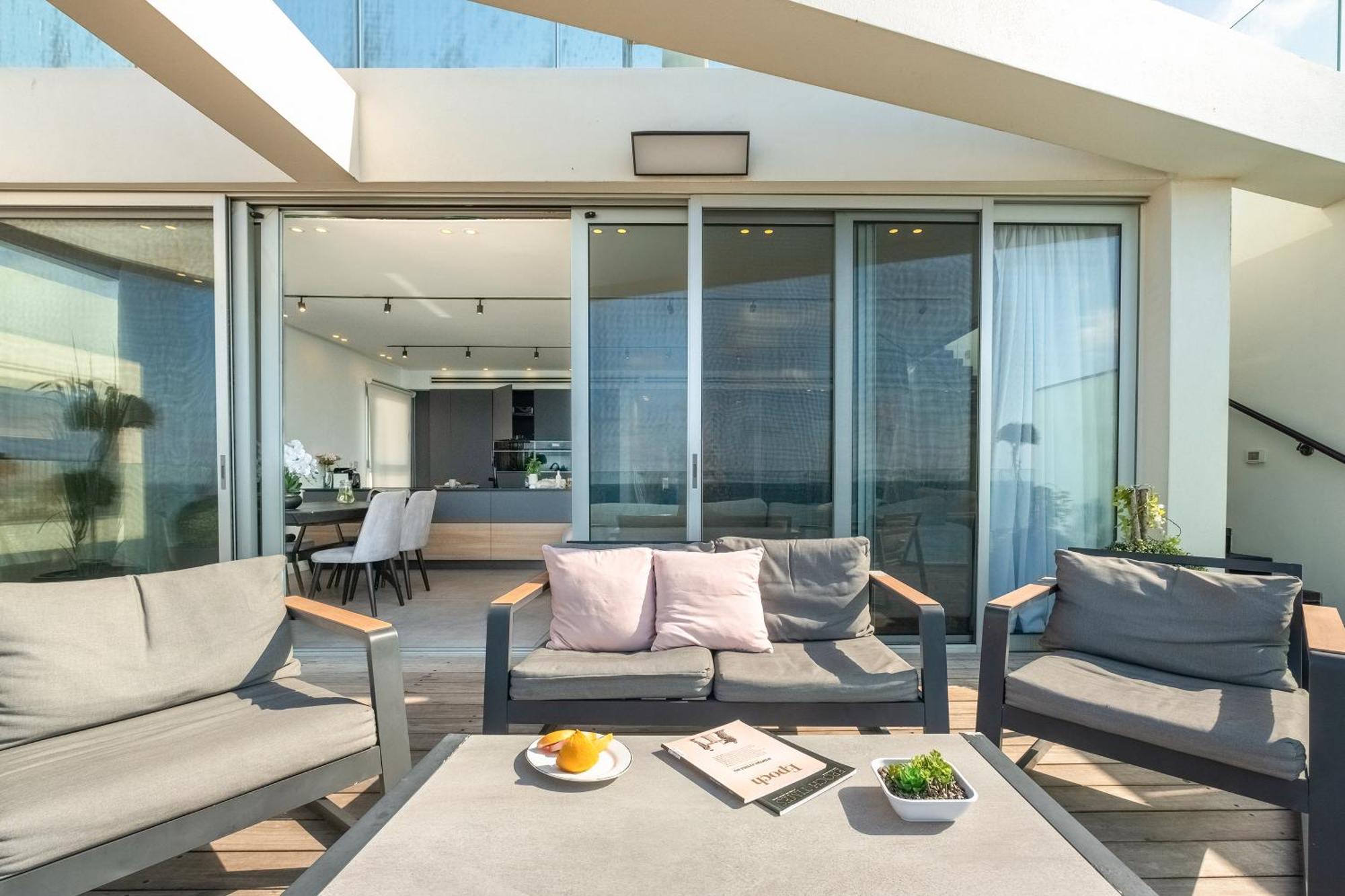 Penthouse 3Br + Roof Top + Parking - On The Beach Haifa Bagian luar foto
