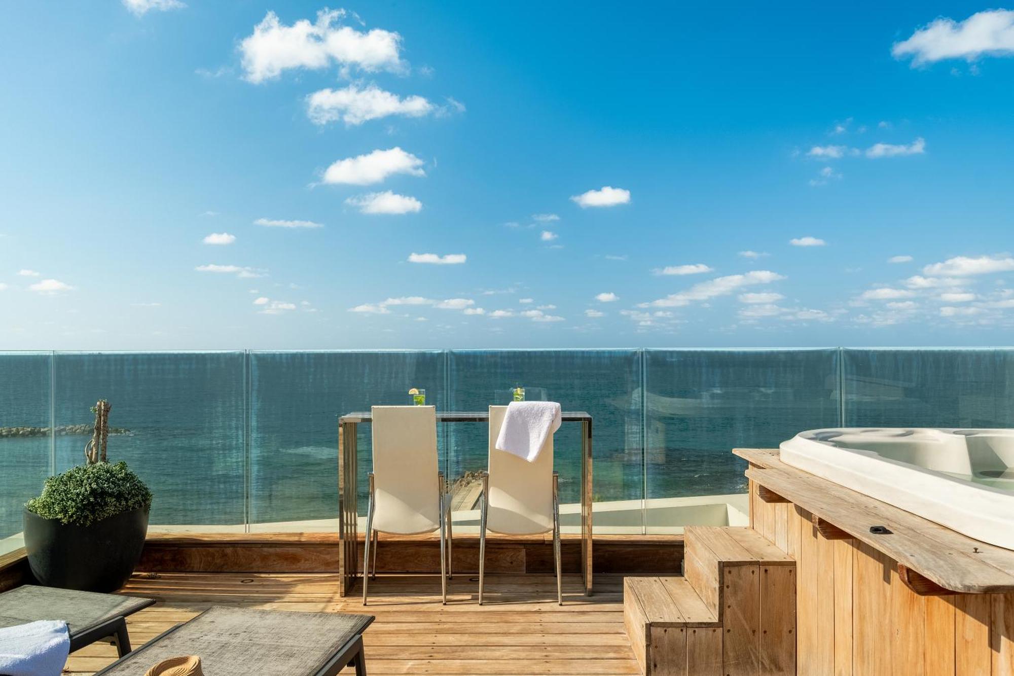 Penthouse 3Br + Roof Top + Parking - On The Beach Haifa Bagian luar foto
