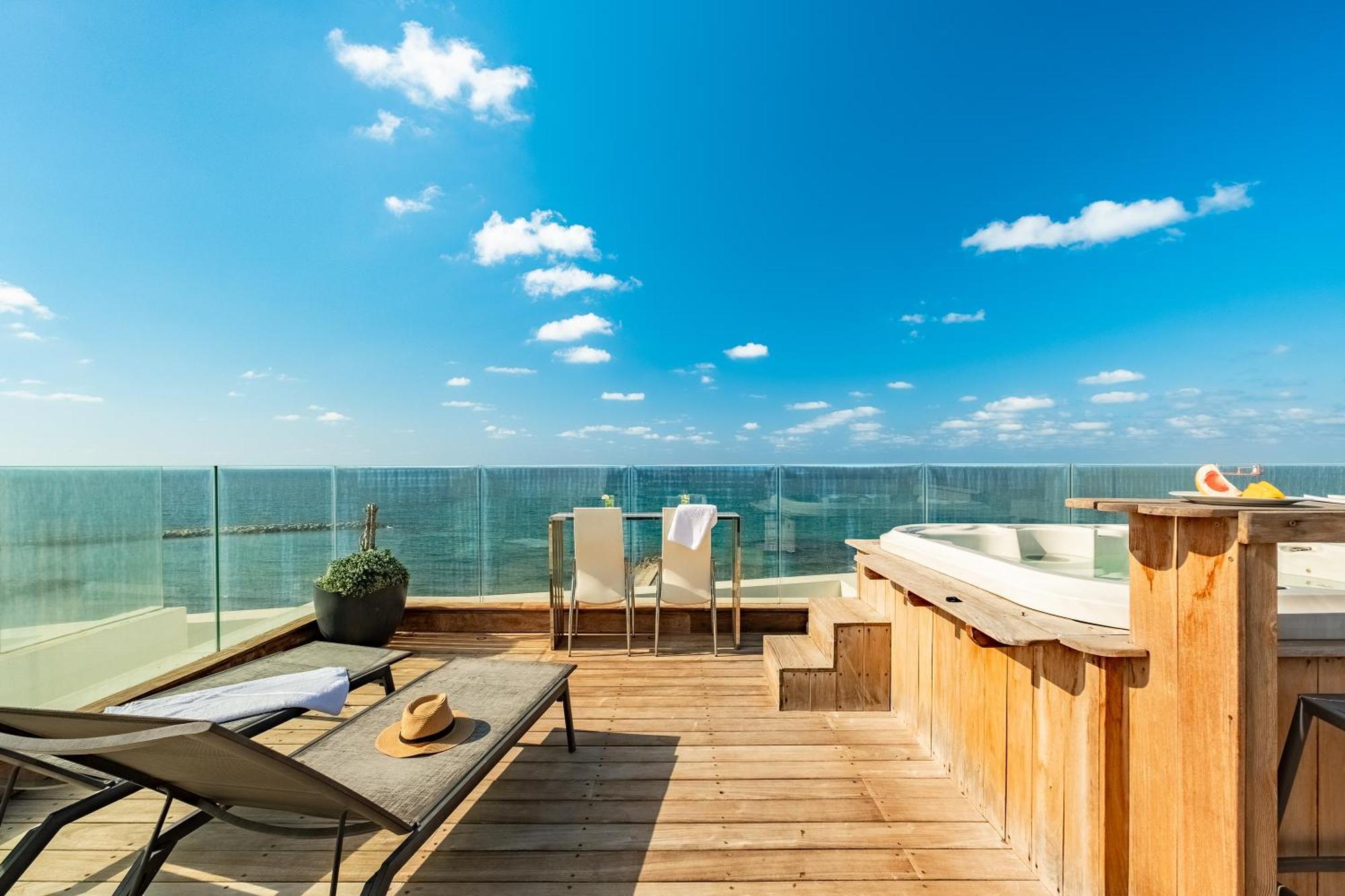 Penthouse 3Br + Roof Top + Parking - On The Beach Haifa Bagian luar foto