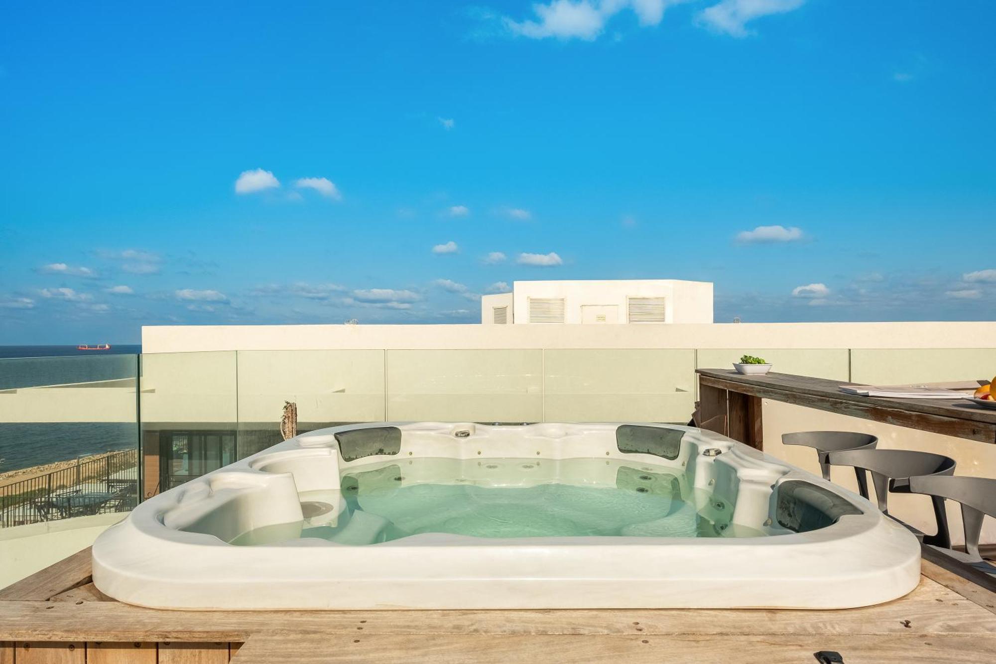 Penthouse 3Br + Roof Top + Parking - On The Beach Haifa Bagian luar foto
