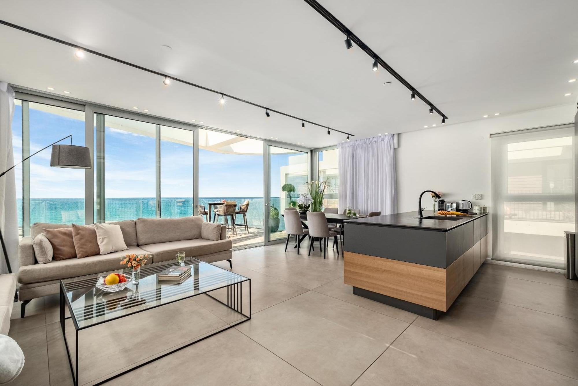 Penthouse 3Br + Roof Top + Parking - On The Beach Haifa Bagian luar foto